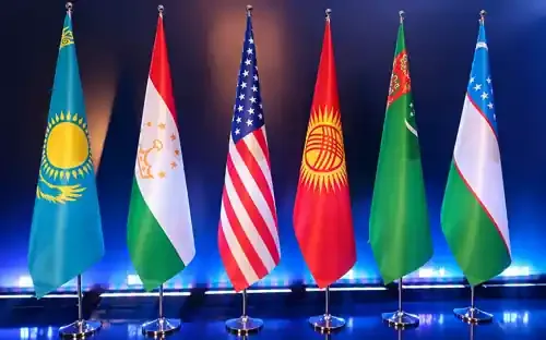 Флаги Казахстана, Таджикистана, США, Кыргызстана, Туркменистана и Узбекистана